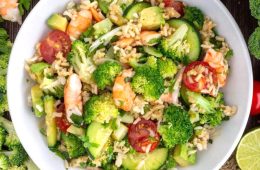 Ensalada de brócoli, arroz y gambas