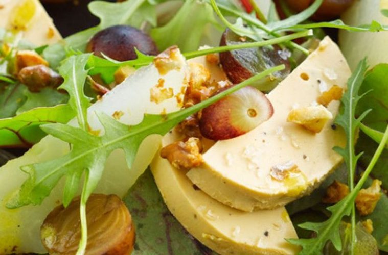 Ensalada con frutas que nos interese ir acabando y salsa de foie gras