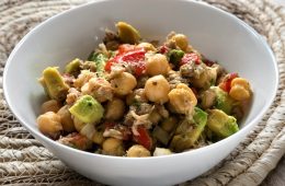 Ensalada de garbanzos, atún y aguacate (Foto Pesca España)