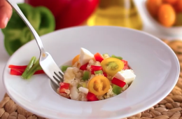 Ensalada de quinoa con verduras y queso fresco