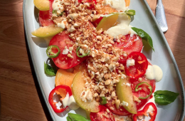 Ensalada de tomate con aliño de anchoas y cacahuete crujiente