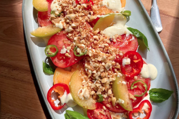 Ensalada de tomate con aliño de anchoas y cacahuete crujiente