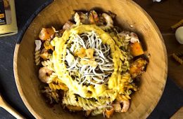 Ensalada marinera de pasta tricolor con vinagreta de mayonesa y mostaza