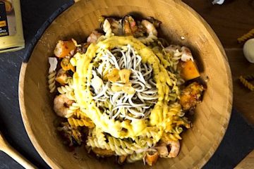 Ensalada marinera de pasta tricolor con vinagreta de mayonesa y mostaza