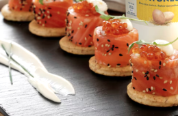 Falsos makis de salmón con mayonesa y sésamo negro