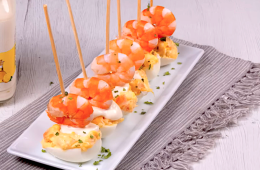Huevos duros rellenos de bacalao y langostinos