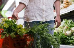 La cesta de la compra en verano, más llena y más cara que el resto del año