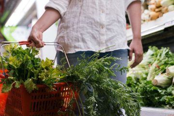 La cesta de la compra en verano, más llena y más cara que el resto del año