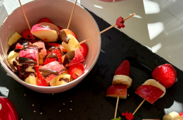 Macedonia de frutas con chocolate fundido