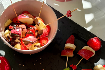 Macedonia de frutas con chocolate fundido