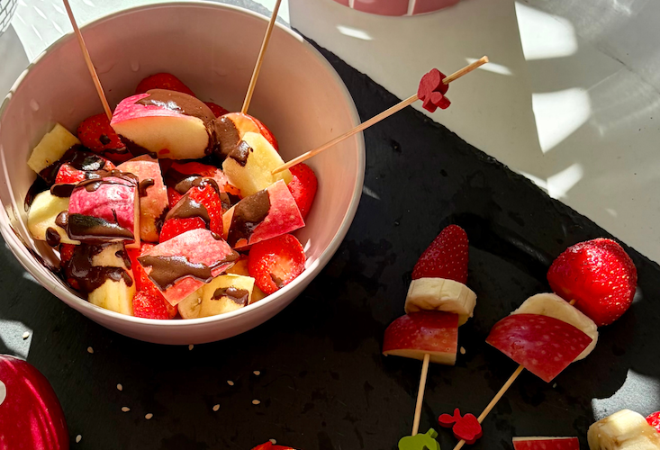 Macedonia de frutas con chocolate fundido