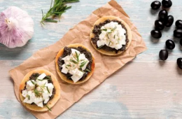 Minipizzas de tapenade y queso fresco