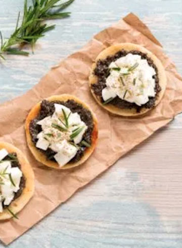 Minipizzas de tapenade y queso fresco