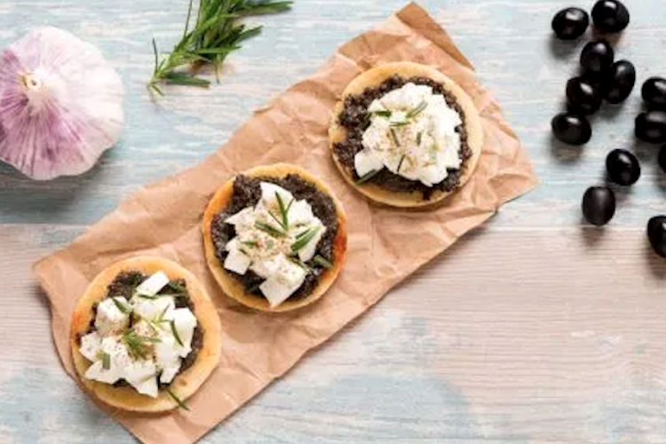 Minipizzas de tapenade y queso fresco