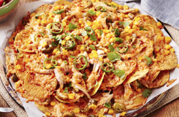 Nachos con pollo asado desmenuzado y queso