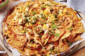 Nachos con pollo asado desmenuzado y queso