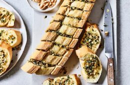 Pan de ajo y nueces olvidadas por la despensa