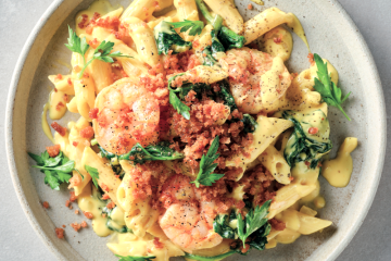 Pasta con gambas, espinacas y salsa de azafrán