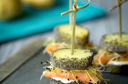Pinchos de patata cocida y salmón ahumado