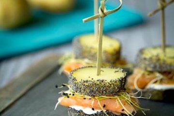 Pinchos de patata cocida y salmón ahumado