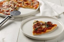 Pizza con sobras de chorizo y espárragos trigueros