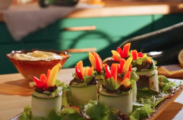 Rollitos de calabacín con hummus de garbanzos sobrantes y salsa de yogur