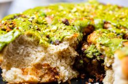 Rollitos de canela con crema de pistacho