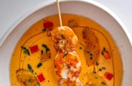 Salmorejo de melocotones maduros con langostinos