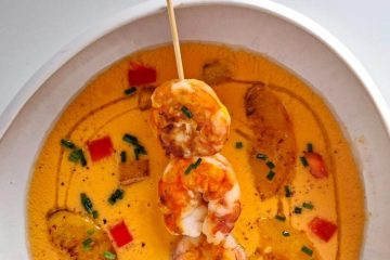 Salmorejo de melocotones maduros con langostinos