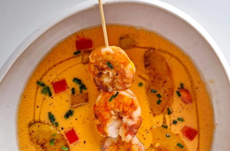 Salmorejo de melocotones maduros con langostinos
