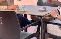 Sillas para hostelería hechas con cápsulas usadas, posos de café y plástico reciclado