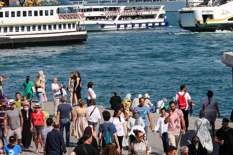 Sobre la creciente relación entre el aumento del turismo y el de la basura marina
