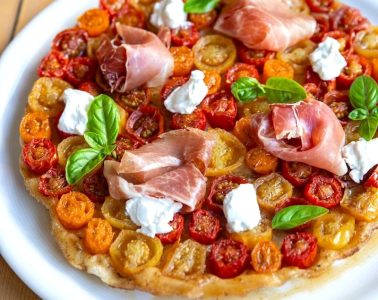 Tarta Tatin salada de jamón, queso de cabra y tomatitos cherry