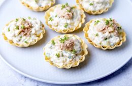 Tartaletas de bacalao, paté y pepino (Foto Pesca España)