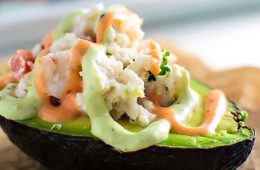 Aguacates maduros rellenos de langostinos sobrantes