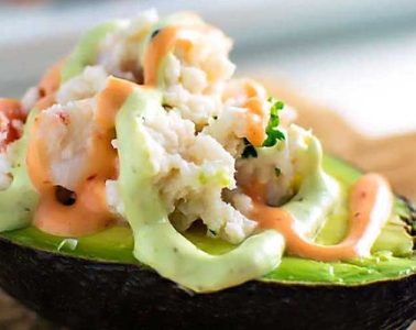 Aguacates maduros rellenos de langostinos sobrantes