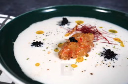 Ajoblanco de coco con tartar de gambas