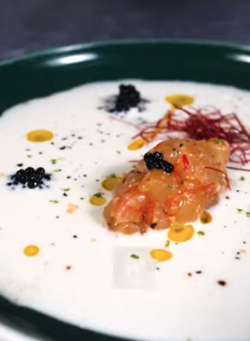 Ajoblanco de coco con tartar de gambas