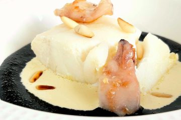 Bacalao en ajoblanco de piñones, chipirones y emulsión tinta de calamar