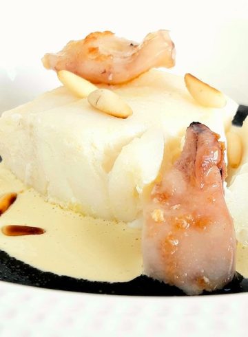 Bacalao en ajoblanco de piñones, chipirones y emulsión tinta de calamar