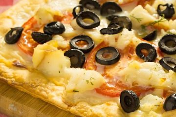 Bacalao en hojaldre con aceitunas y tomate