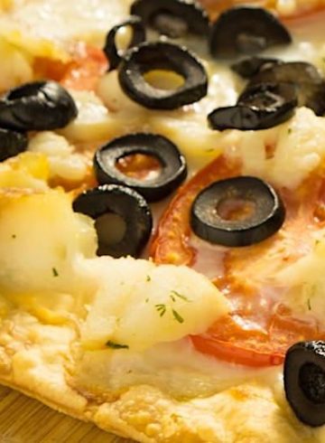 Bacalao en hojaldre con aceitunas y tomate