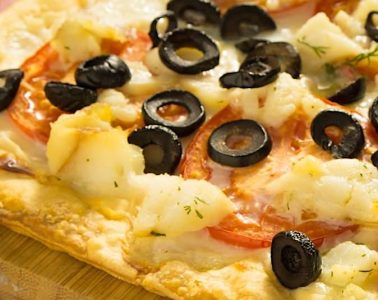 Bacalao en hojaldre con aceitunas y tomate