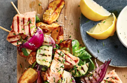 Brochetas de salmón y verduras a la parrilla