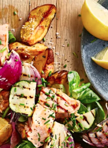 Brochetas de salmón y verduras a la parrilla