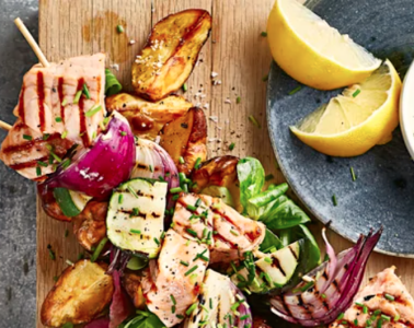 Brochetas de salmón y verduras a la parrilla
