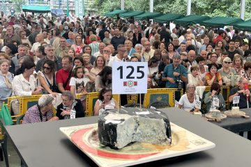 Cabrales consigue su sexto récord Guinness, 37 500 euros por el mejor queso del año