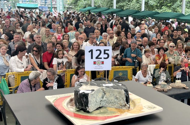 Cabrales consigue su sexto récord Guinness, 37 500 euros por el mejor queso del año