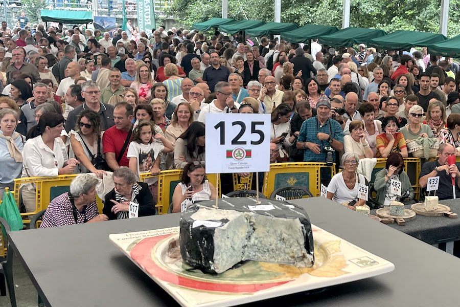 Cabrales consigue su sexto récord Guinness, 37 500 euros por el mejor queso del año