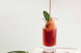 Chupito de Bloody Mary con mejillón